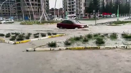Bir şehir sağanak yağışa teslim: Cadde ve sokaklar göle döndü