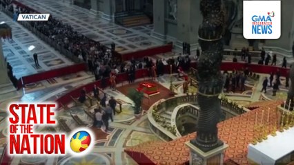 Aabot sa 50,000 katao, pumila ng hanggang 4 na oras sa unang araw ng public viewing ng mga labi ni Pope Francis | SONA