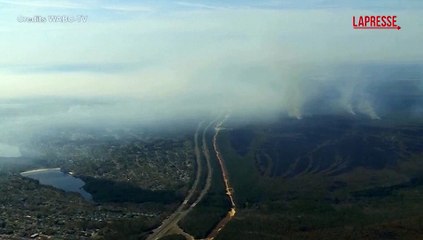19enne d? fuoco a dei pallet ma non riesce a spegnerli: una gigantesca nube di fumo invade l'aria