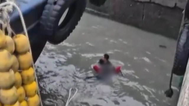 해경, 음주 상태로 바다에 빠진 60대 남성 구조 / YTN