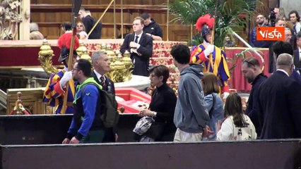 Il feretro di Papa Francesco esposto nella Basilica di San Pietro