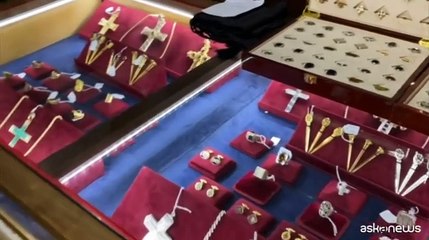 L'arte di vestire i papi: ma questa volta niente abito nuovo