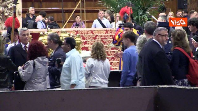 Addio a Papa Francesco, la fila dei fedeli a San Pietro per rendere l'ultimo saluto al feretro