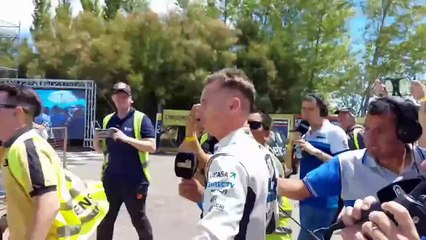 Leonel Pernia agarra del cuello a Andy Jakos