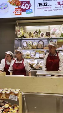 Bella Ciao : il flashmob al supermercato Coop per l'anniversario della Liberazione