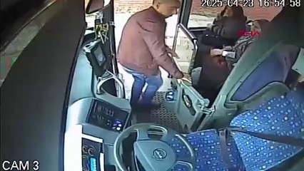 O anlar kameraya yansıdı! Otobüs şoförünü boğa kovaladı