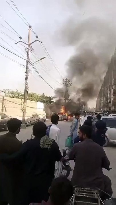 Gulistan-e-Johar_ Karachi - Blast video in Mehran Car in Gulistan-e-Jauhar Block-19 in front of Pak-Avenue Apartment 😐 - 905074084888090(HD)