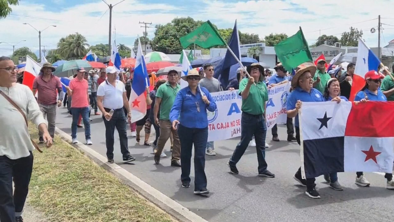 Docentes marchan en distintos puntos del país