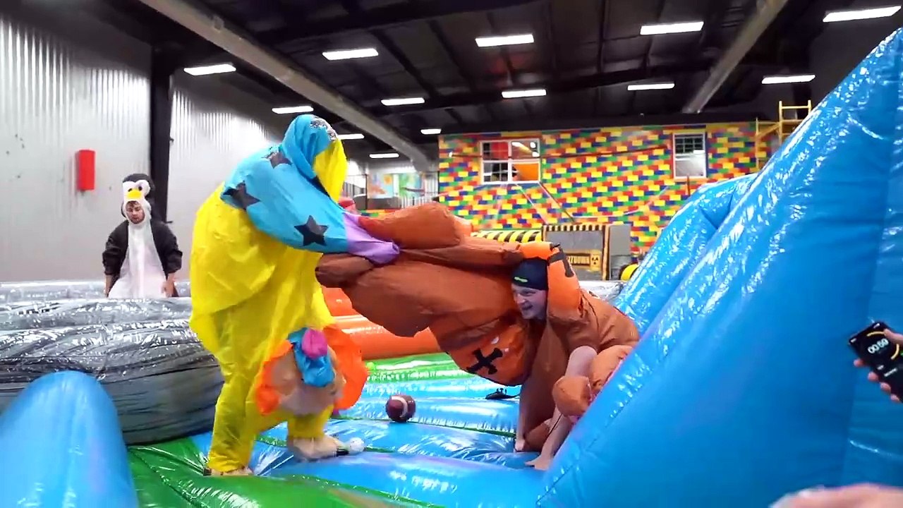 EXTREME WIPEOUT CHALLENGE VS FRIENDS! 💥  (EPIC FAILS & SAVAGE OBSTACLES)