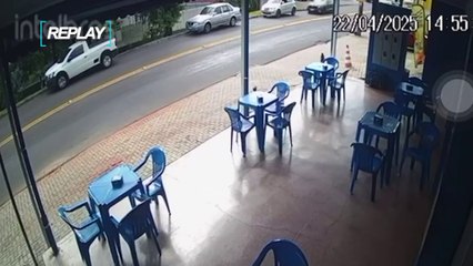 Câmera flagra Mustang batendo em carros estacionados na CIC