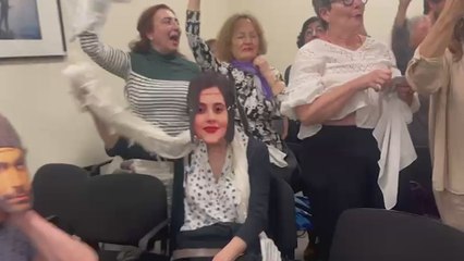 Manifestantes en el Ateneo protestan contra el embajador de Irán