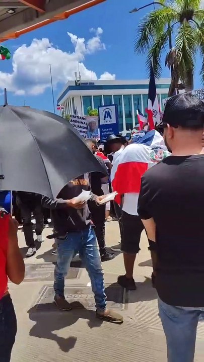 Marcha hacia el Palacio_ Manifestantes rechazan indocumentados haitianos 1