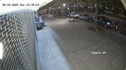 Momento en el que una mujer es alcanzada por una bala durante tiroteo en Harlem