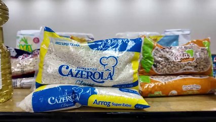 Entregan apoyo alimentario a ex obreros de AHMSA