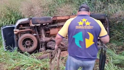 Após colisão, veículo capota às margens da PR-180