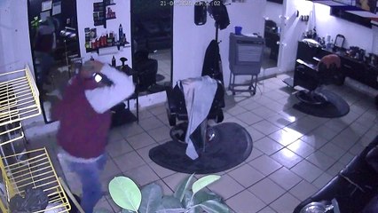 VIDEO | Captan a sujeto robando una barbería de Durango