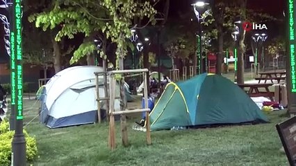 İstanbul'da deprem sonrası dışarıda kalanlar ateş başında ısınmaya çalıştı