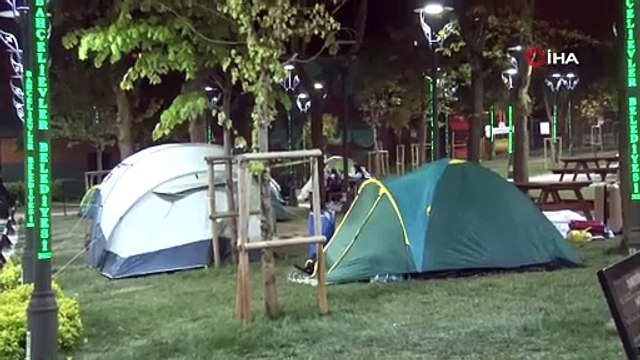 İstanbul'da deprem sonrası dışarıda kalanlar ateş başında ısınmaya çalıştı