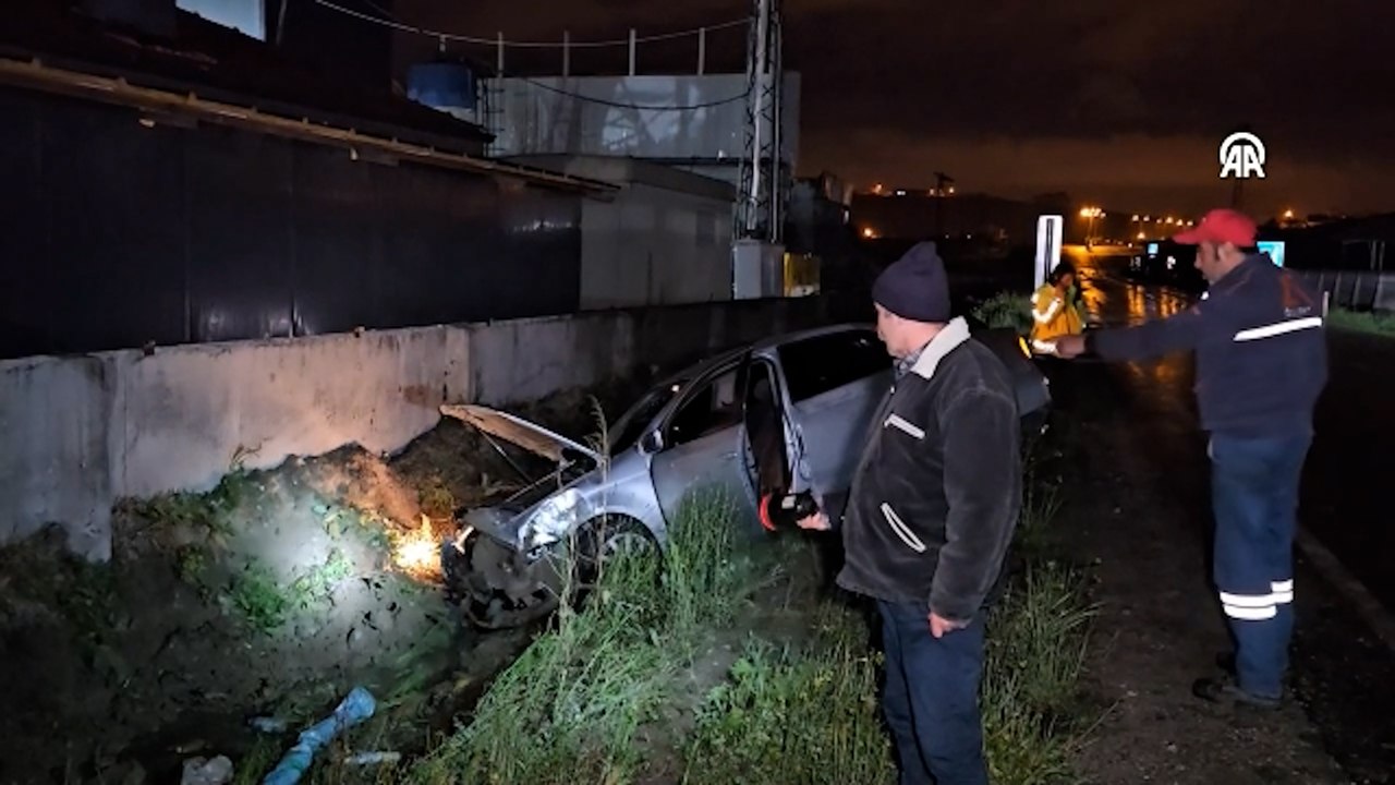 Çorum'da su kanalına devrilen otomobilin sürücüsü yaralandı