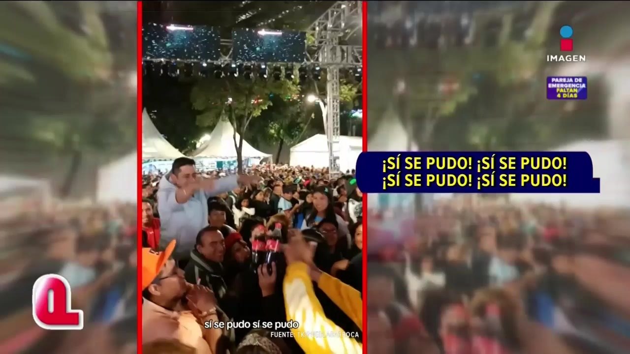 Mexicanos se unen para pasar un refresco entre la multitud