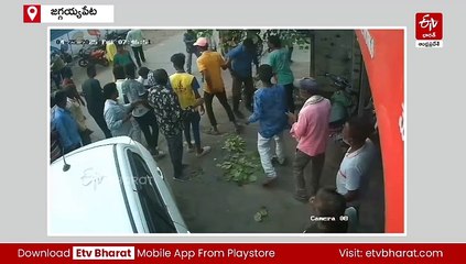 మద్యం మత్తులో డ్రైవింగ్ - పని కోసం వేచిఉన్న కూలీలపైకి దూసుకెళ్లిన కారు