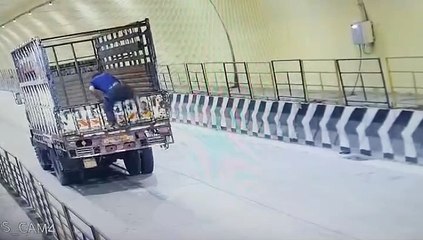 कौन है टनल के अंदर लगी जालियों को चुराने वाला शख्स? सीसीटीवी में कैद हुई है चोरी की ये वारदात