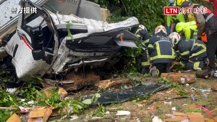 台62線小貨車「衝破護欄」後從10多公尺高橋墜下 駕駛緊急送醫（警方提供）