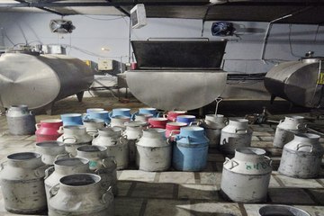 सफेद जहर का पर्दाफाश: नकली दूध फैक्ट्री पर छापा