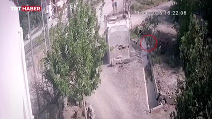 Anne ve kızının elektrik akımına kapılma anı kamerada