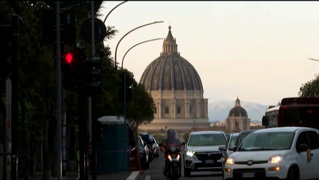 Wer hat die eingeladen? - Wandgemälde in Rom hinterfragt Trauergäste von Papst Franziskus