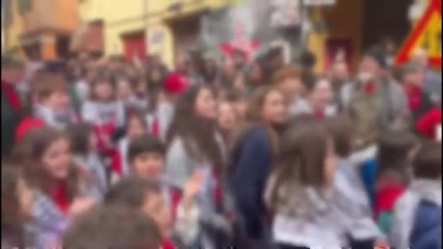 Il 25 Aprile al Pratello, il video del coro dei bambini che cantano «Bella ciao» indossando la kefiah