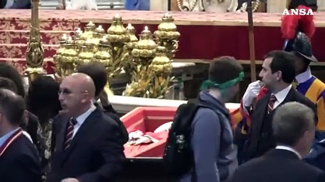 San Pietro, grande flusso di fedeli a poche ore dalla chiusura del feretro di Papa Francesco