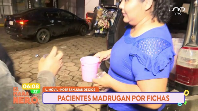 FAMILIA REPARTE DESAYUNO GRATUITO PARA PACIENTES QUE MADRUGAN POR FICHAS