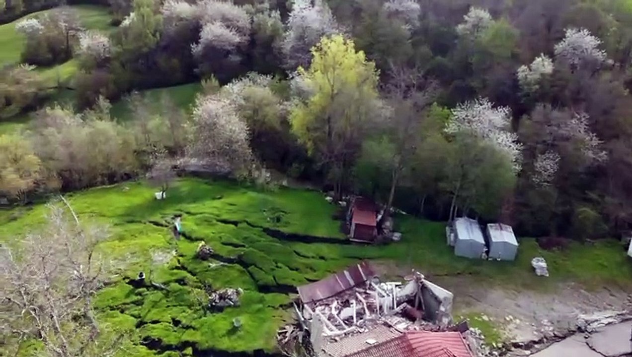 Boccassuolo, la frana sta distruggendo le case: l'emergenza vista dall'alto