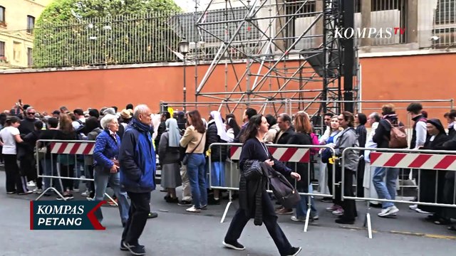 Jelang Pemakaman Paus Fransiskus, Umat Masih Padati Basilika Santo Petrus: Doakan Bapa Suci