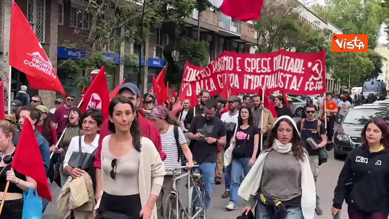 Foto di Meloni, Schlein, von der Leyen e Fratoianni con mani insanguinate al corteo pro Pal a Roma