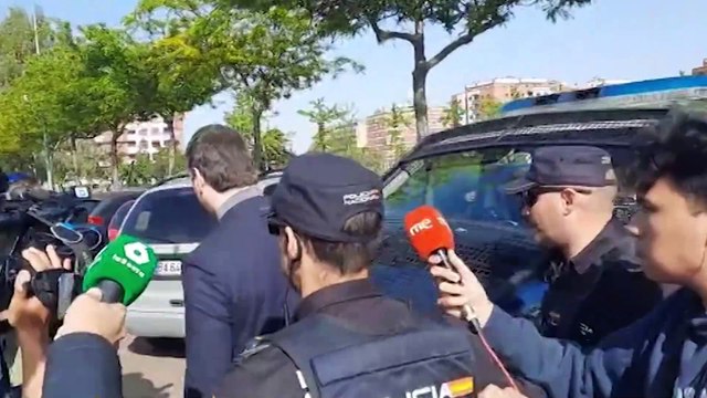 David Sánchez sale de declarar en los Juzgados de Badajoz rodeado de periodistas y policías