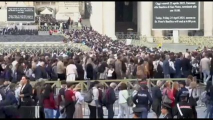 Papa, il timelapse dell'enorme afflusso dei fedeli a San Pietro