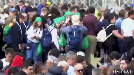 Papa, il timelapse dell'enorme afflusso dei fedeli a San Pietro