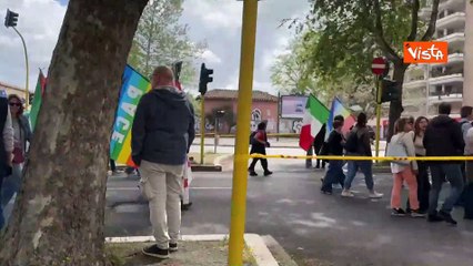 25 Aprile, il corteo dell'Anpi a Roma con la foto di Papa Francesco e le bandiere tricolore
