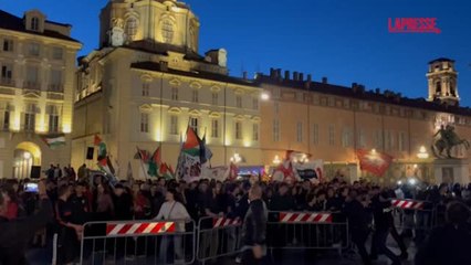 25 Aprile, antagonisti cercano di salire sul palco a Torino: tensione con polizia