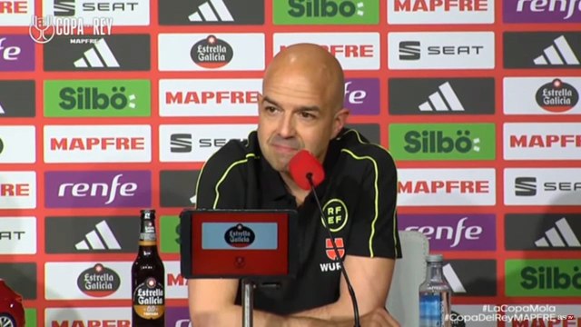 De Burgos Bengoetxea rompe a llorar en plena rueda de prensa por su hijo