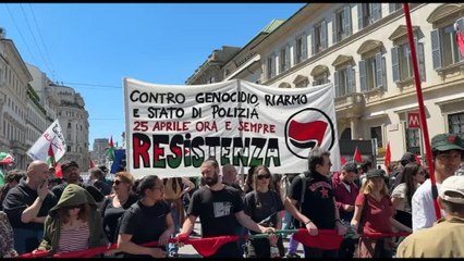 25 aprile, a Milano pronto al via il corteo, i Propal in testa