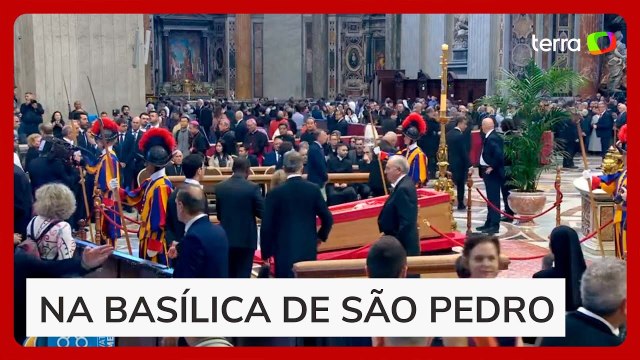 Fiéis se despedem do papa no último dia do velório