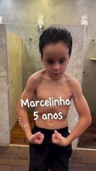 Menino viraliza ao imitar mãe com barras no banheiro: "Tô forte"