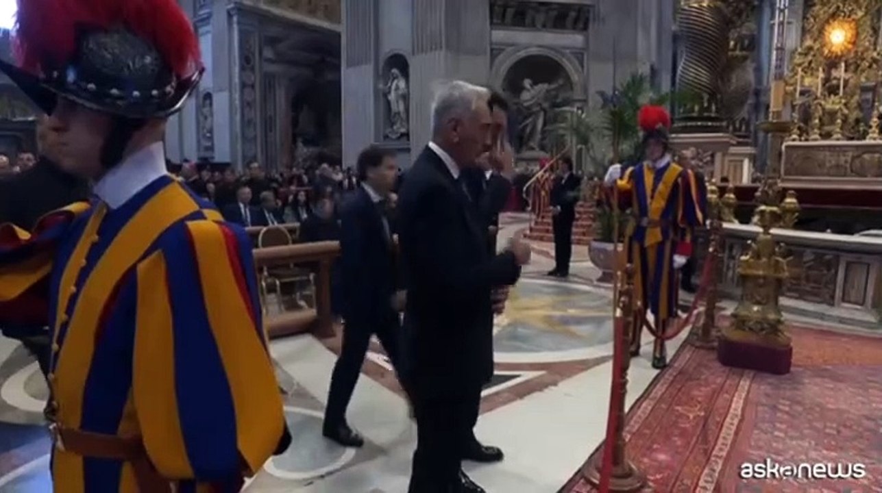 Gravina, Spalletti, Buffon rendono omaggio alla bara di Papa Francesco