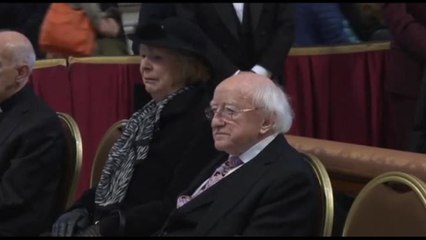 Il presidente irlandese Higgins rende omaggio alla salma di Bergoglio