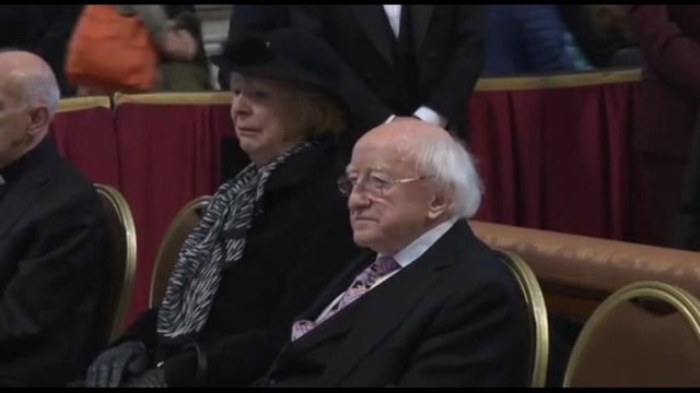 Il presidente irlandese Higgins rende omaggio alla salma di Bergoglio