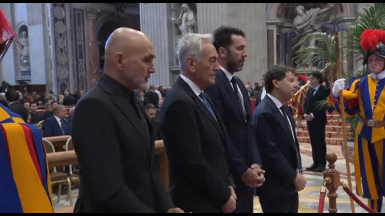 Gravina, Spalletti, Buffon rendono omaggio alla bara di Papa Francesco