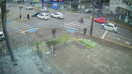 Celta tenta cruzar faixas da Rua Paraná durante conversão à esquerda e provoca acidente